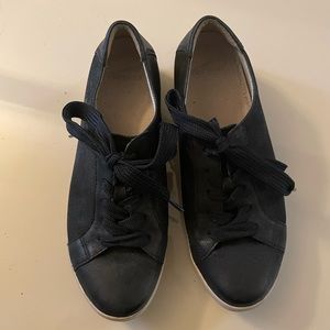 Dansko womens size 8 lace up sneakers